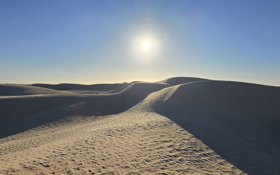 66. Met een hand vol zand